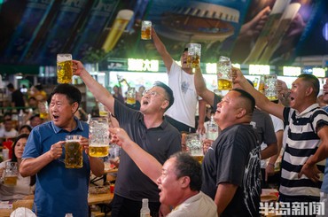 欢聚啤酒大篷，共享冰爽激情！
